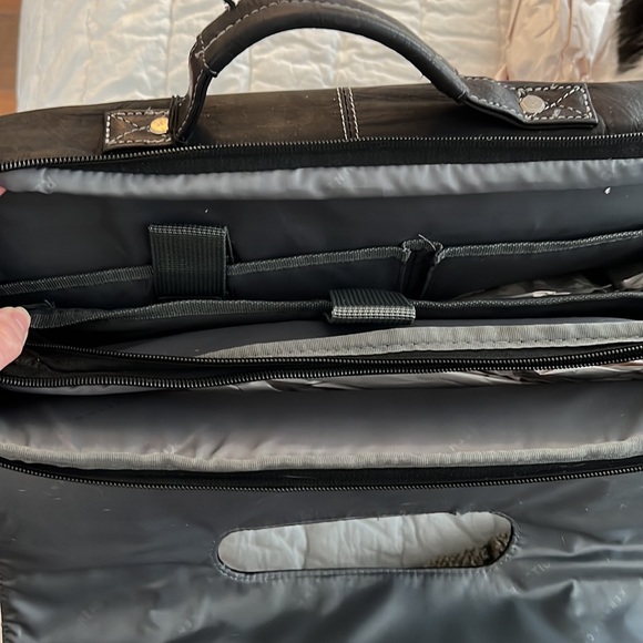 Kenneth Cole Reaction leather laptop bag - Picture 5 of 11